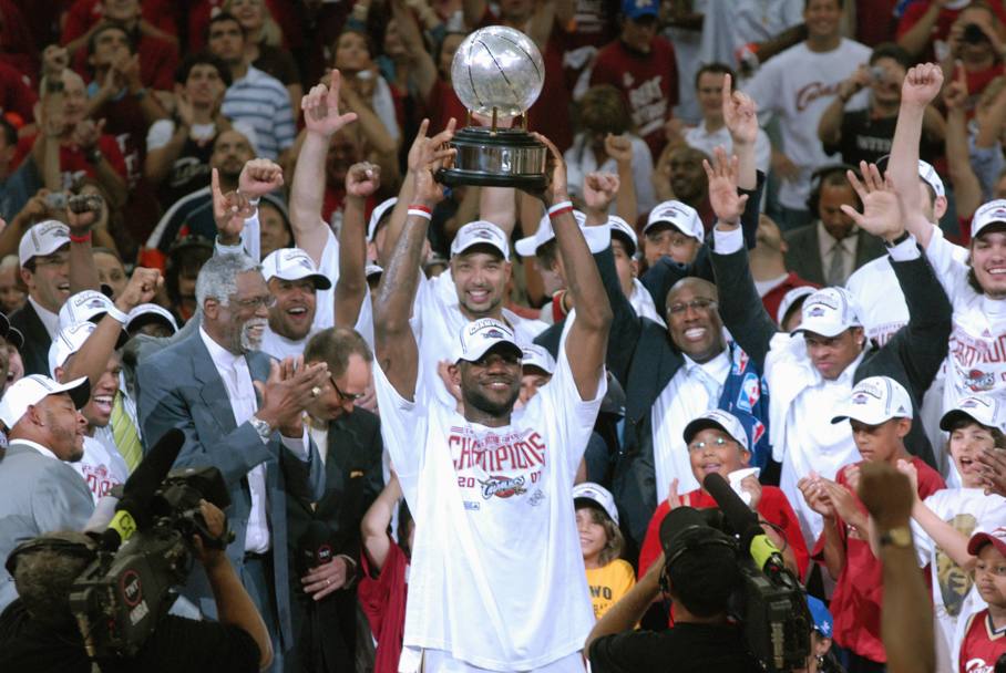 LeBron James alza al cielo il trofeo di campione di Eastern Conference: è il 2 giugno 2007 e i Cleveland Cavaliers hanno appena battuto i Detroit Pistons in gara-6: è il momento più alto della storia della franchigia, poi sconfitta nelle Finals per 4-0 dai San Antonio Spurs. Getty